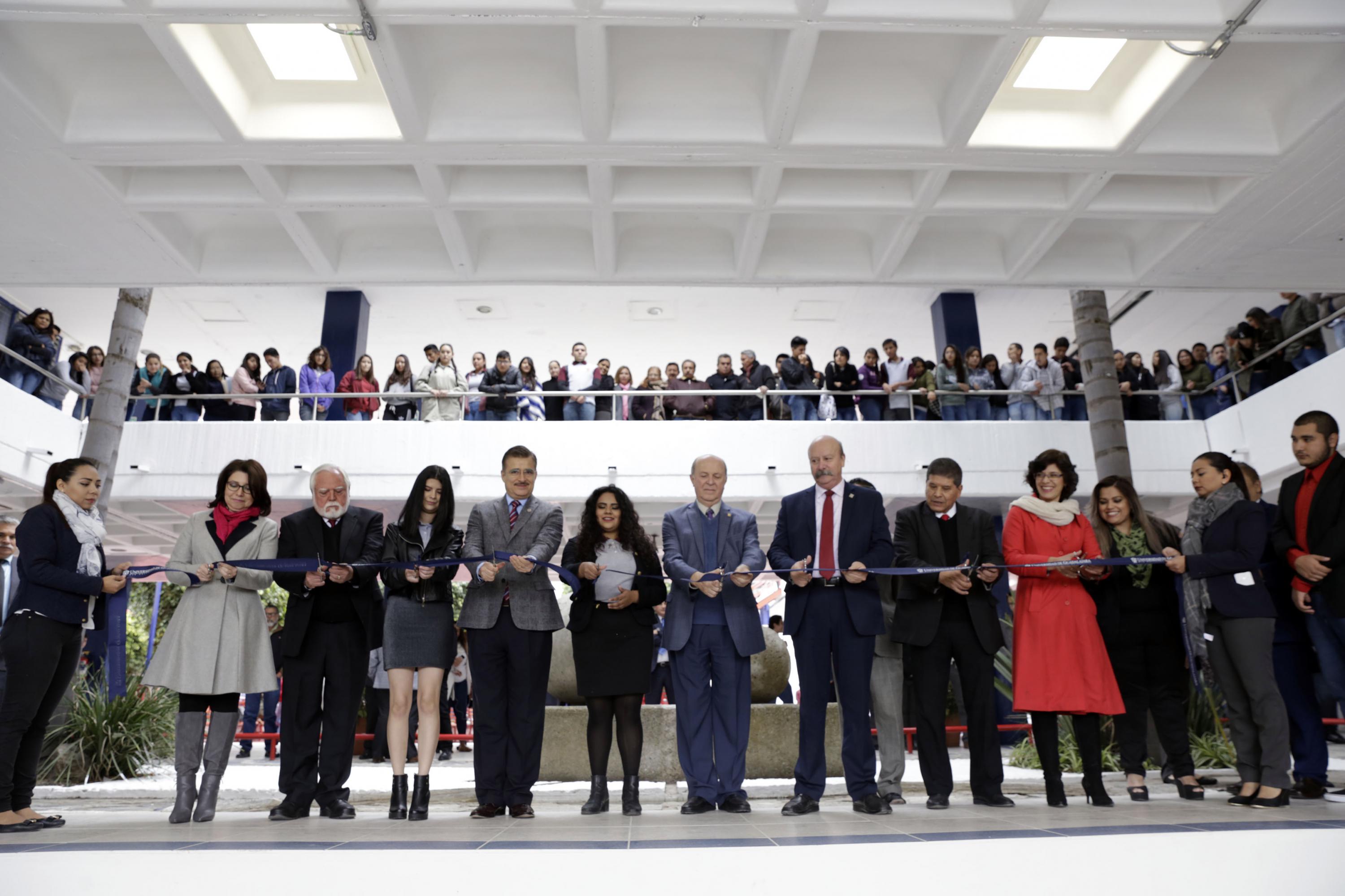 Autoridades en corte del listón de inauguración