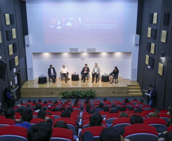 Autoridades del evento frente a asistentes