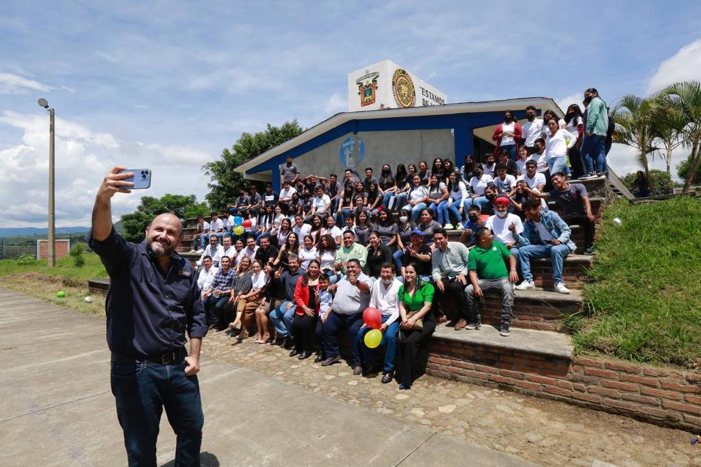 Autoridades y participantes del evento en instalaciones del plantel