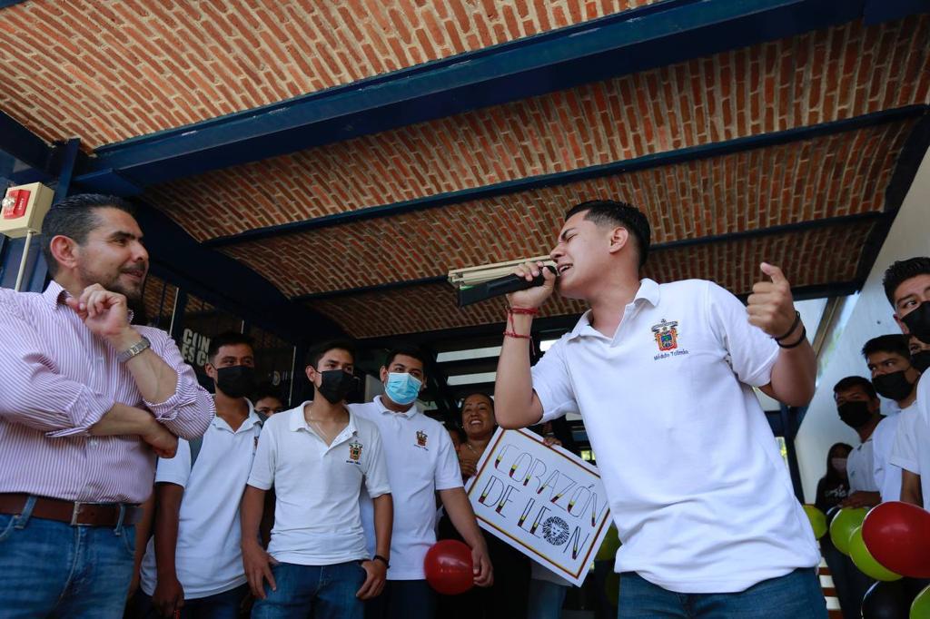 Alumno canta a autoridades del evento