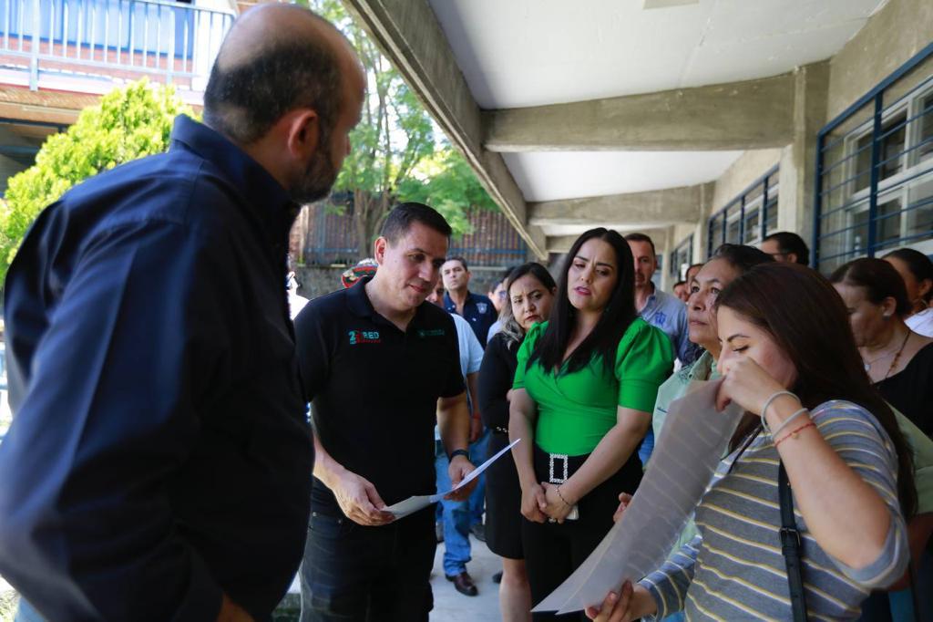 Autoridades del evento en recorrido por las instalaciones
