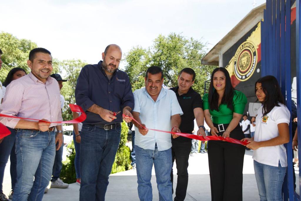 autoridades del evento en corte de listón