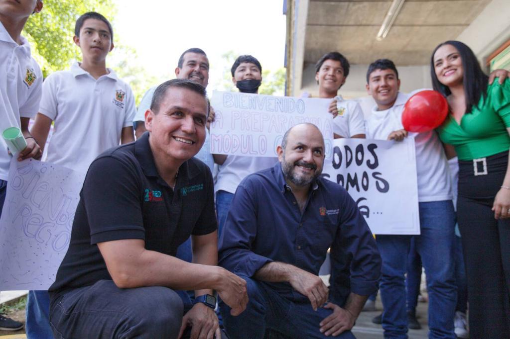 Autoridades y participantes del evento en instalaciones del plantel
