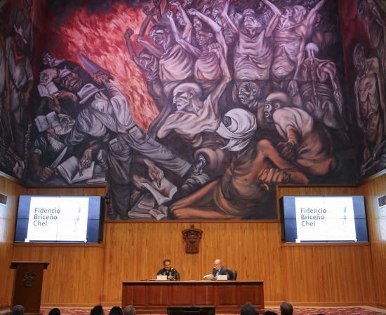Autoridades del evento en presidium frente a asistentes en auditorio