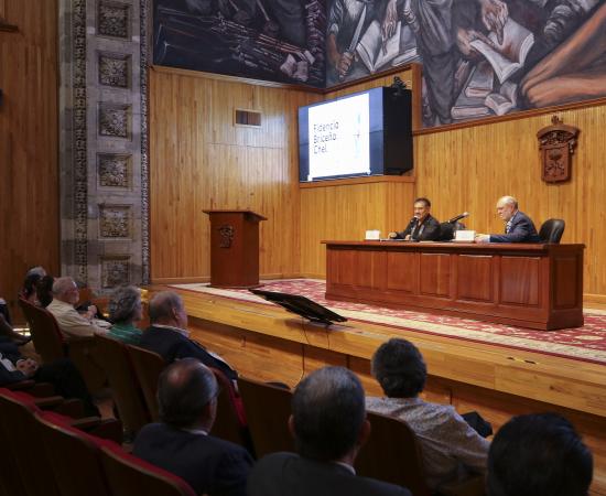 Autoridades del evento en presidium frente a asistentes en auditorio