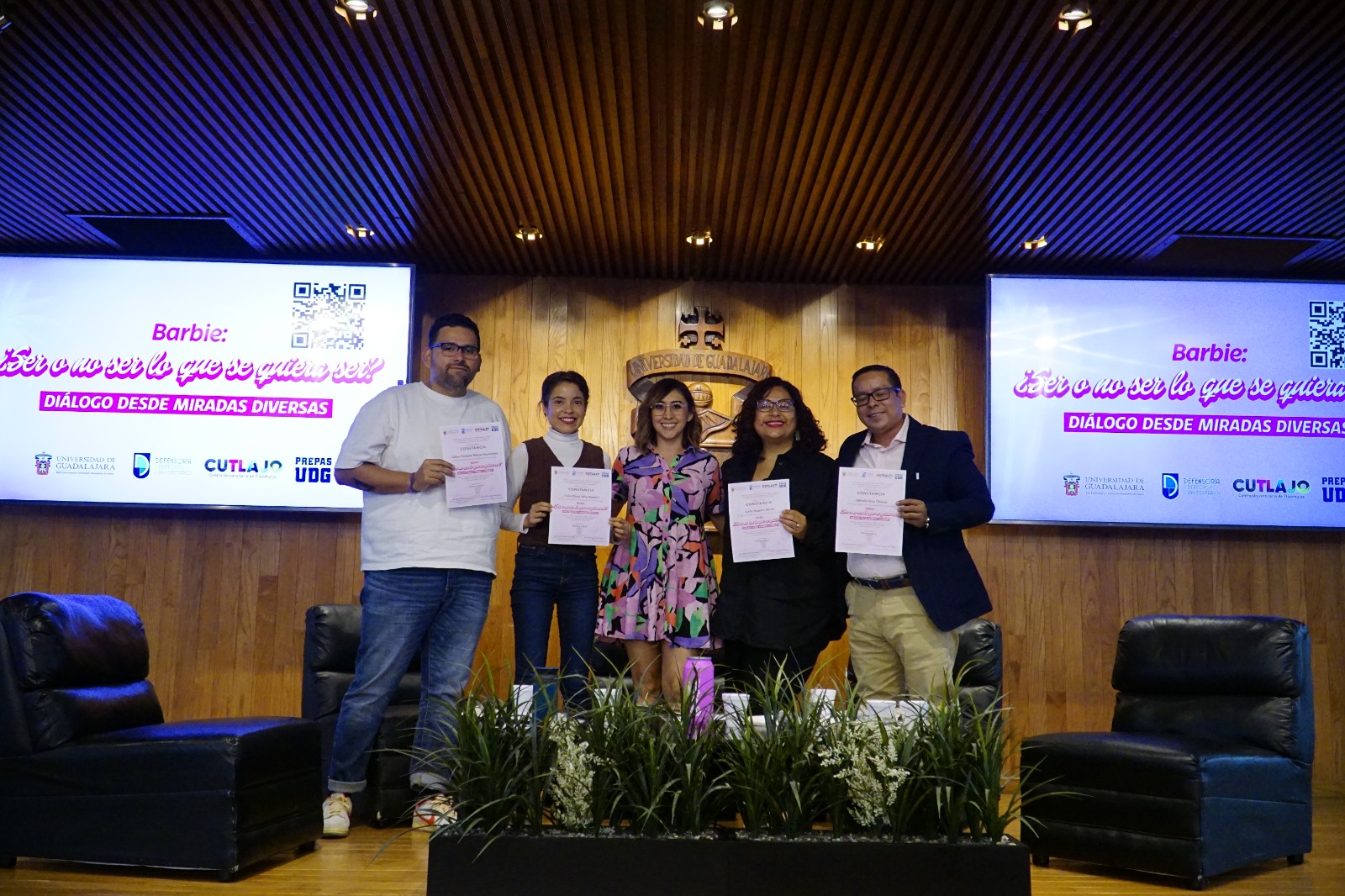 Autoridades del evento en presidium frente a asistentes