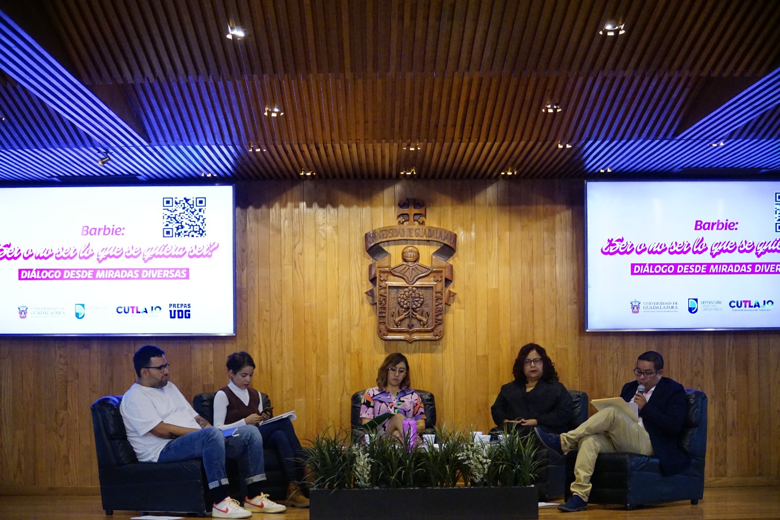 Autoridades del evento en presidium frente a asistentes