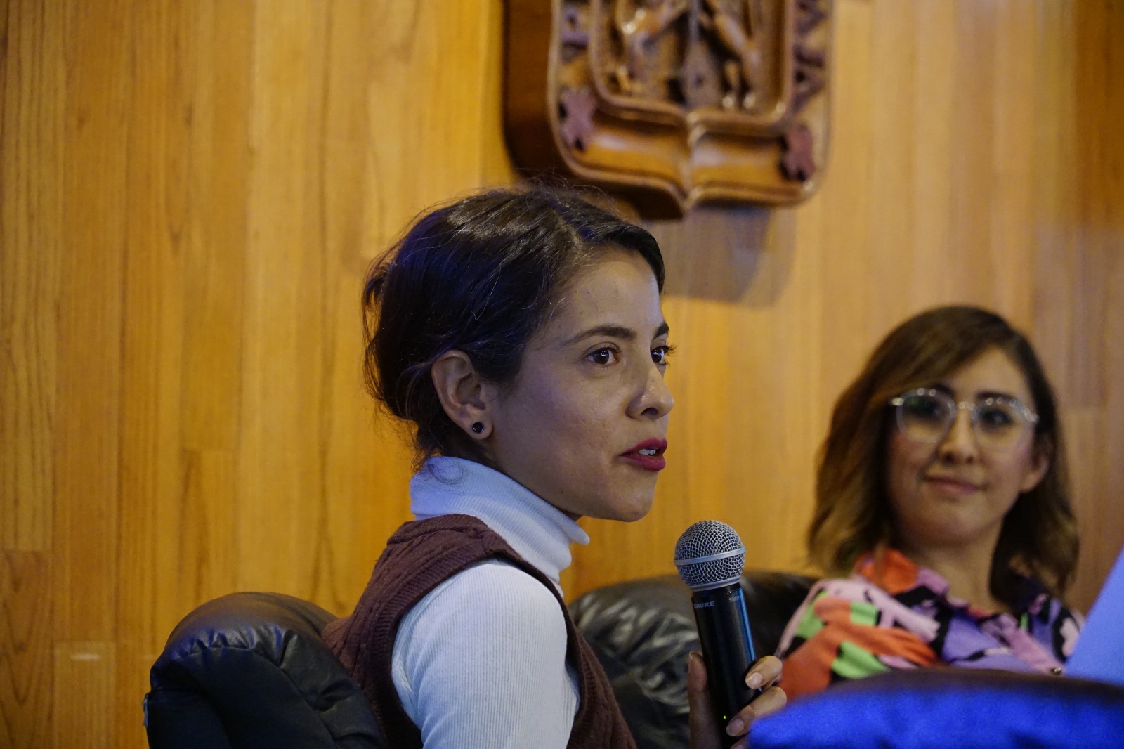 Autoridades del evento en presidium frente a asistentes