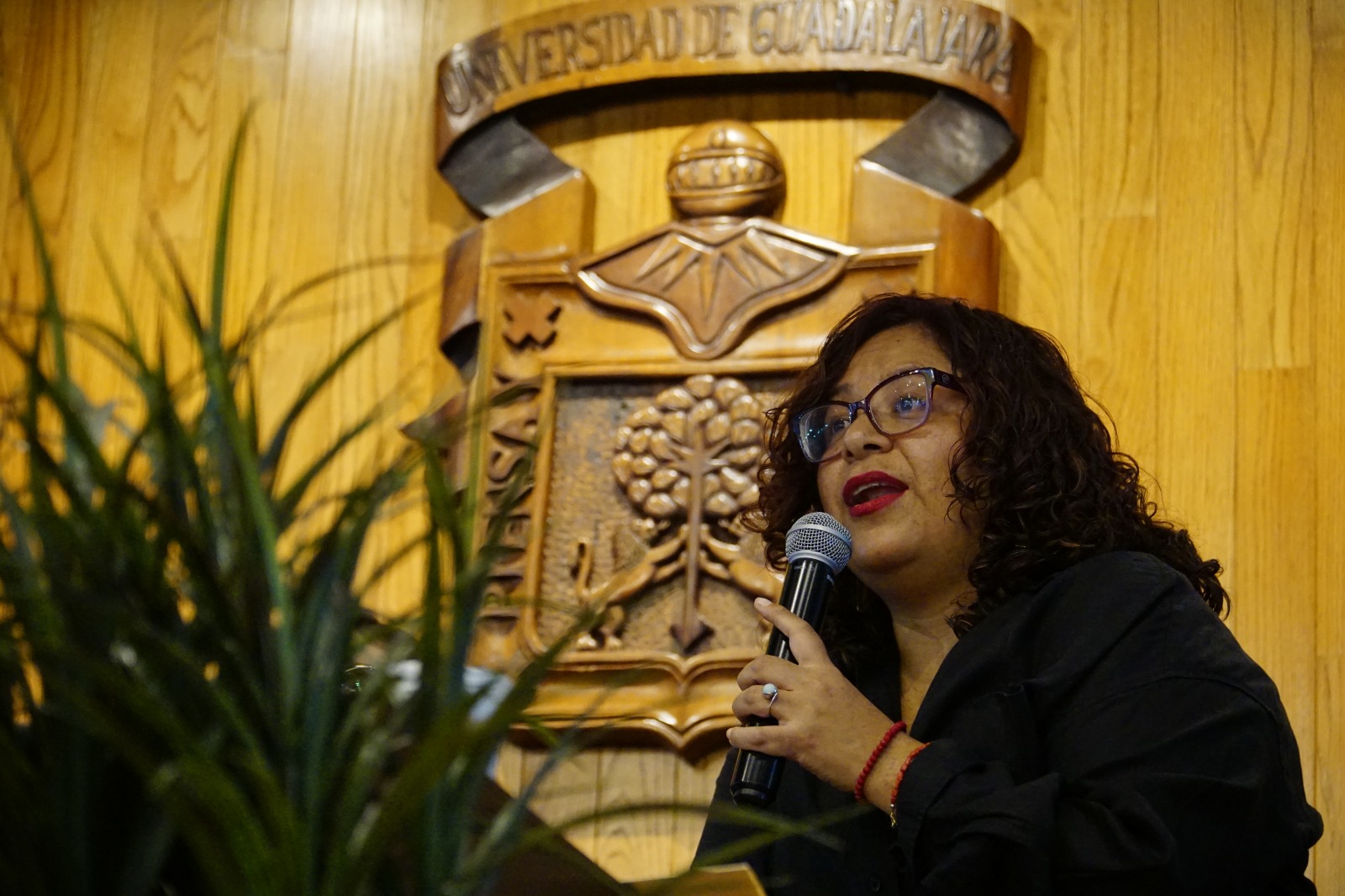 Autoridades del evento en presidium frente a asistentes