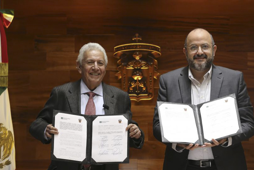 Autoridades del evento en firma de convenio
