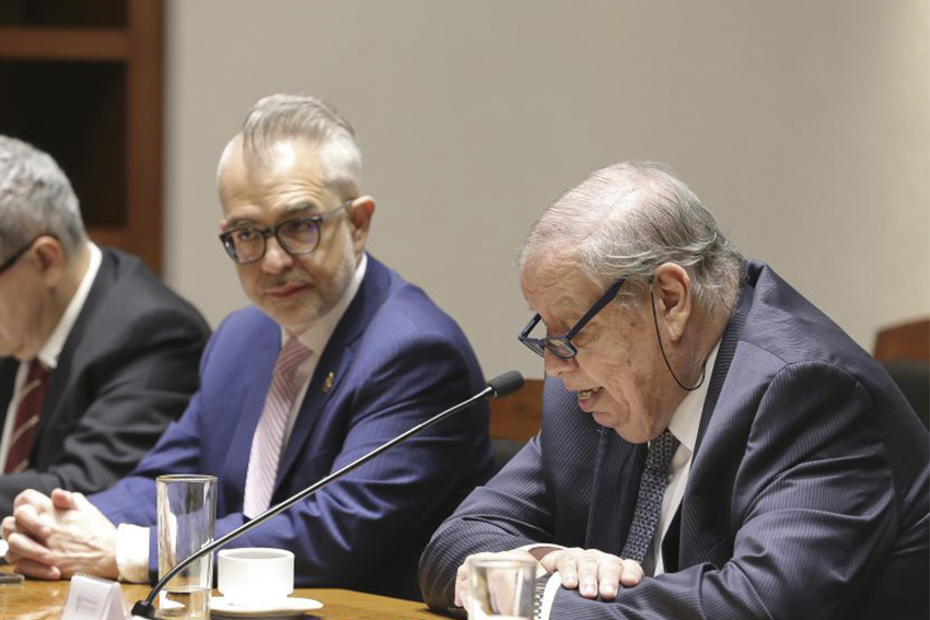 Autoridades del evento en firma de convenio