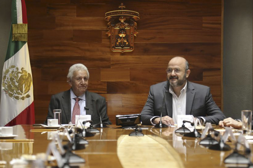 Autoridades del evento en firma de convenio