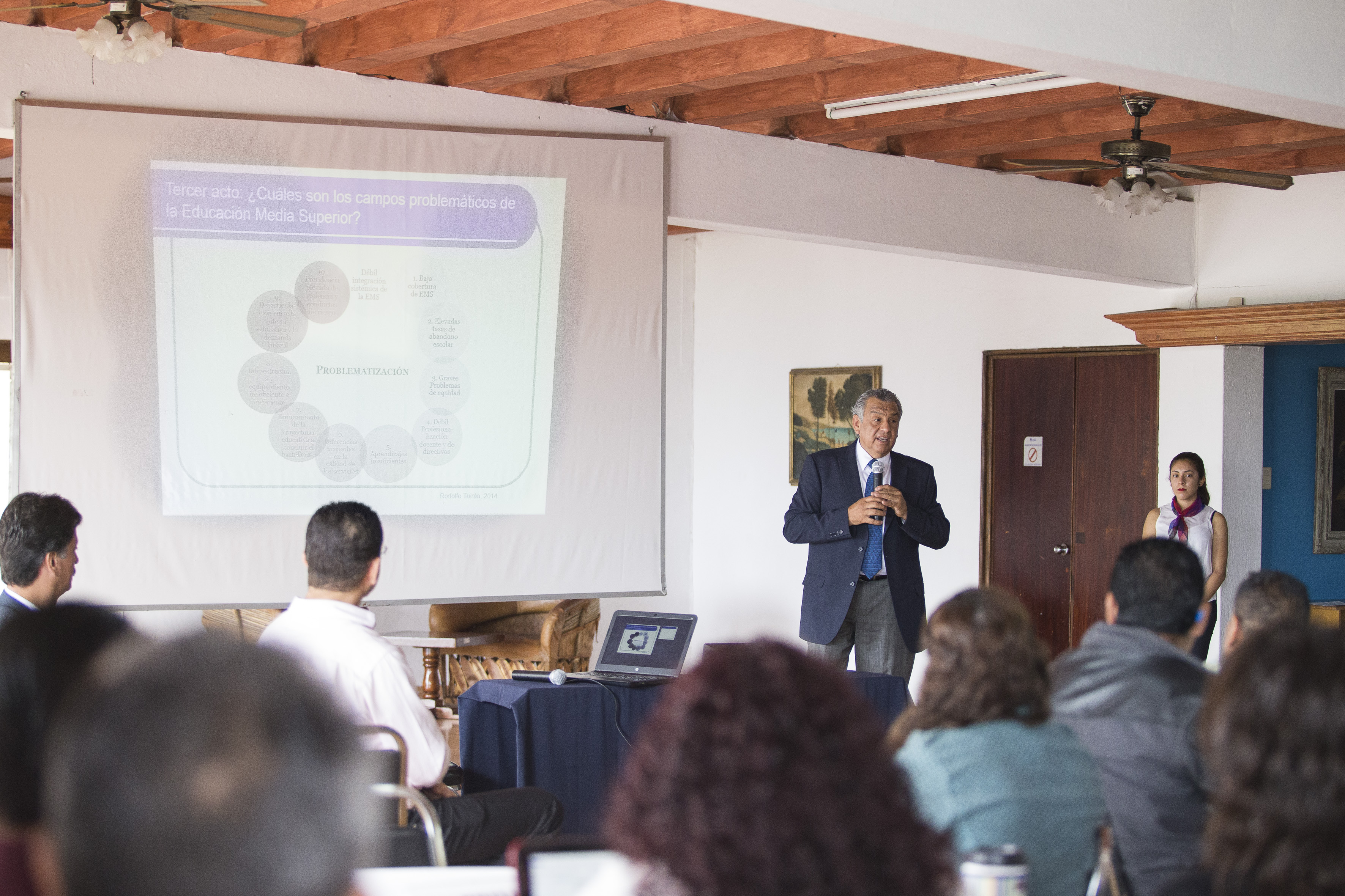 Director de Formación Docente e Investigación en charla con académicos