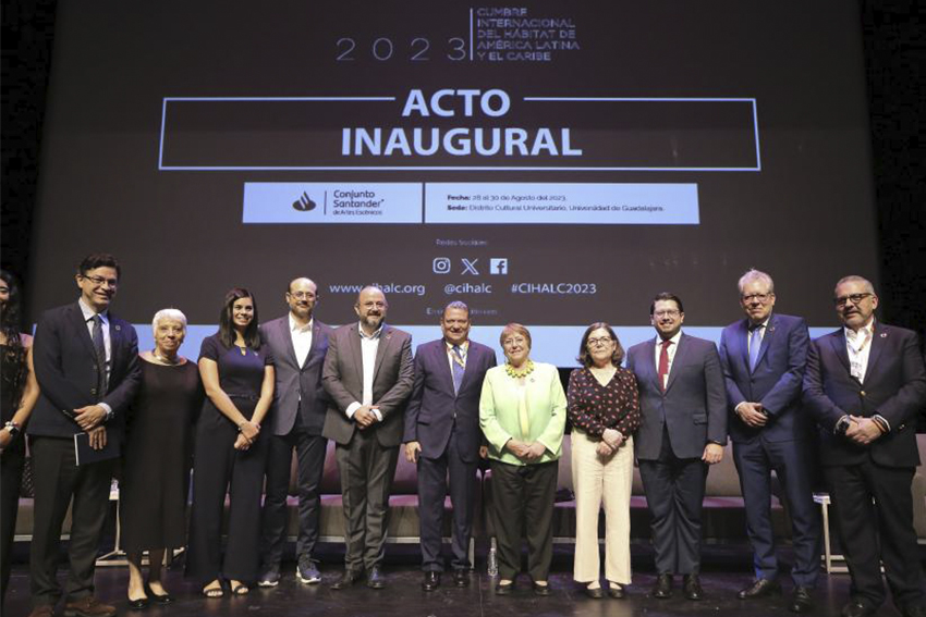 Autoridades y participantes del evento en presidium