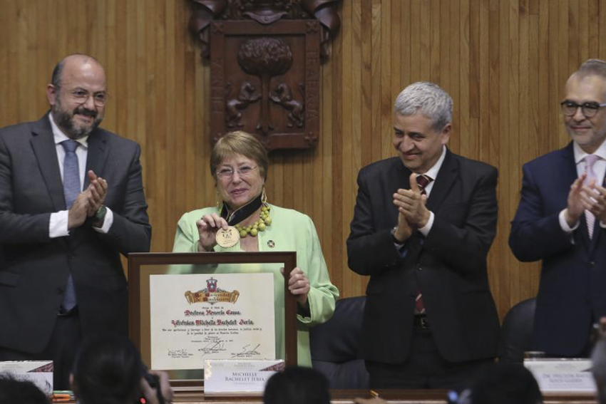 Autoridades del evento en presidium