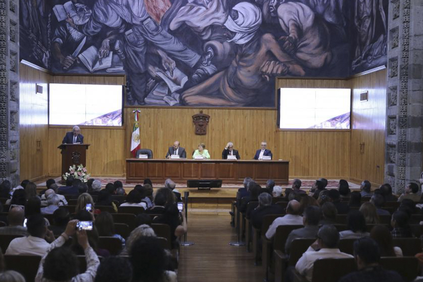 Autoridades del evento en presidium frente a asistentes
