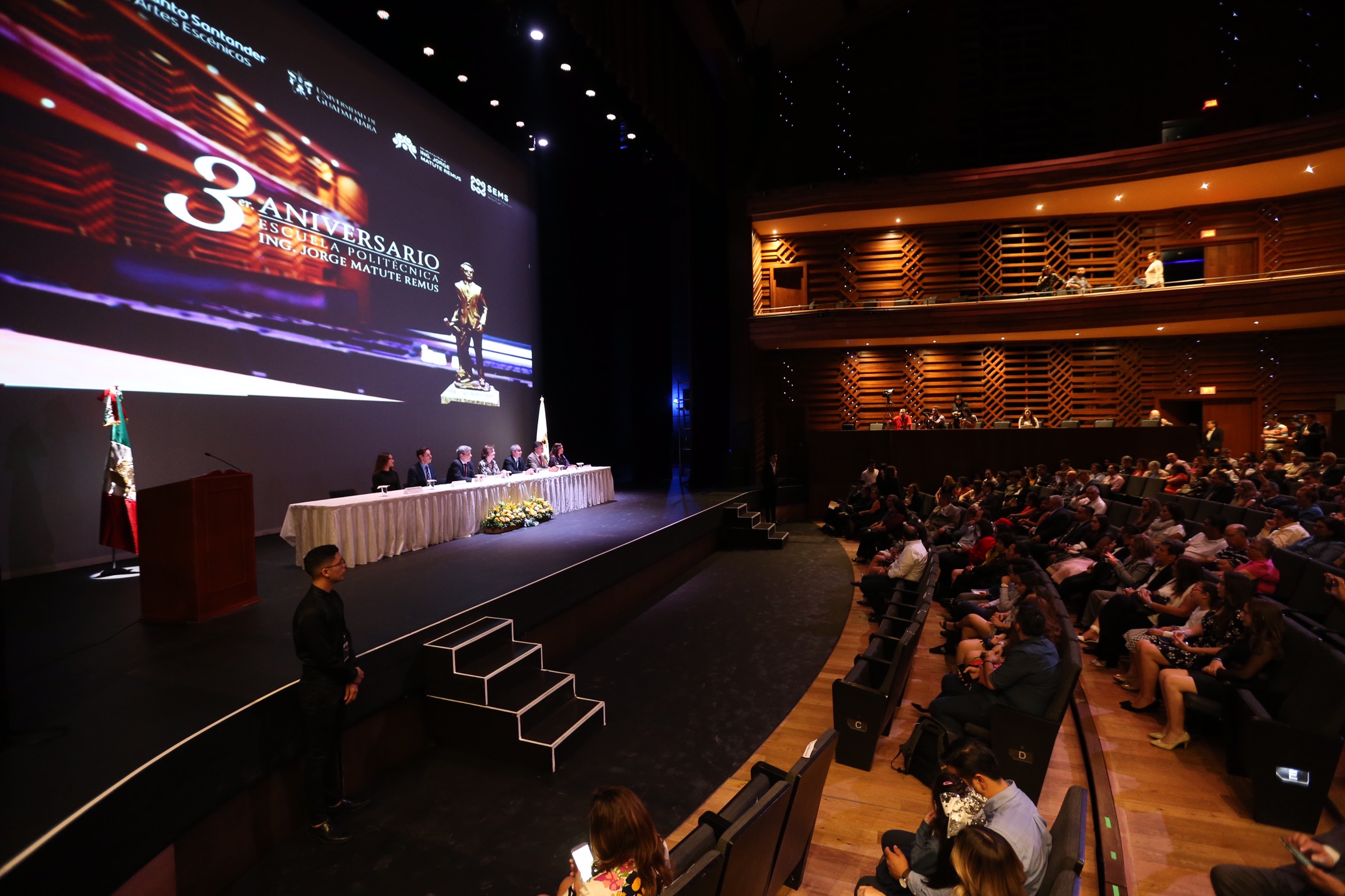 Integrantes del presidium frente a asistentes al evento en auditorio