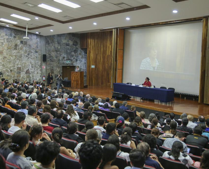 Autoridades del evento junto a asistentes en auditorio