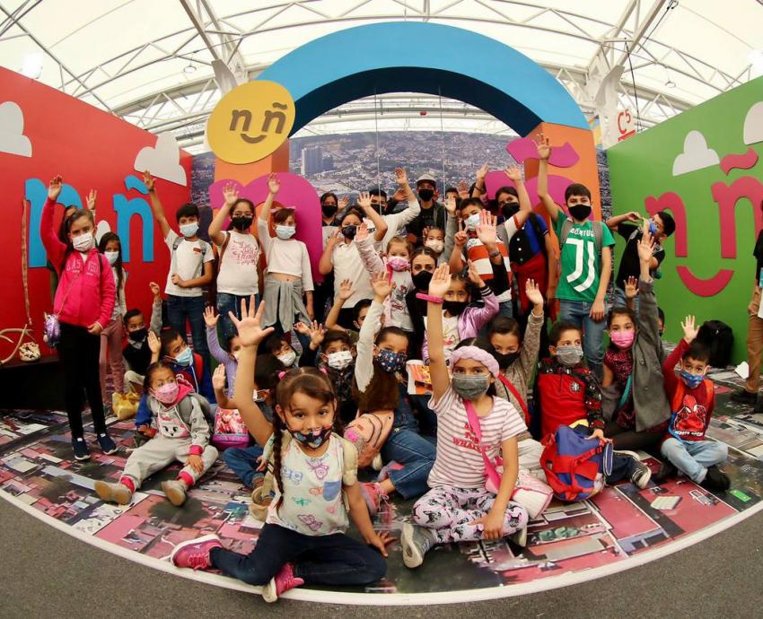 grupo de niños contentos