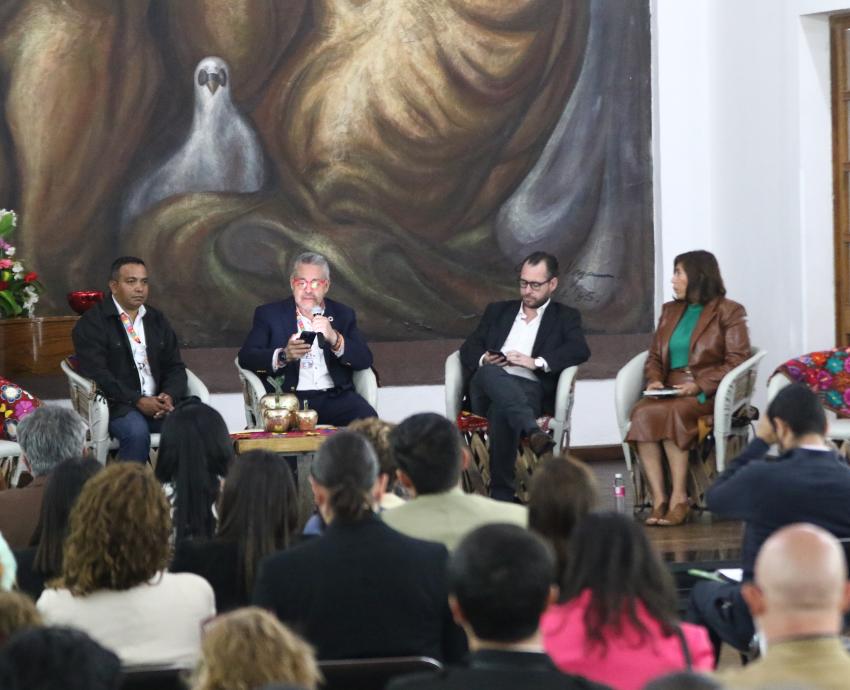 Autoridades del evento en presidium frente a asistentes