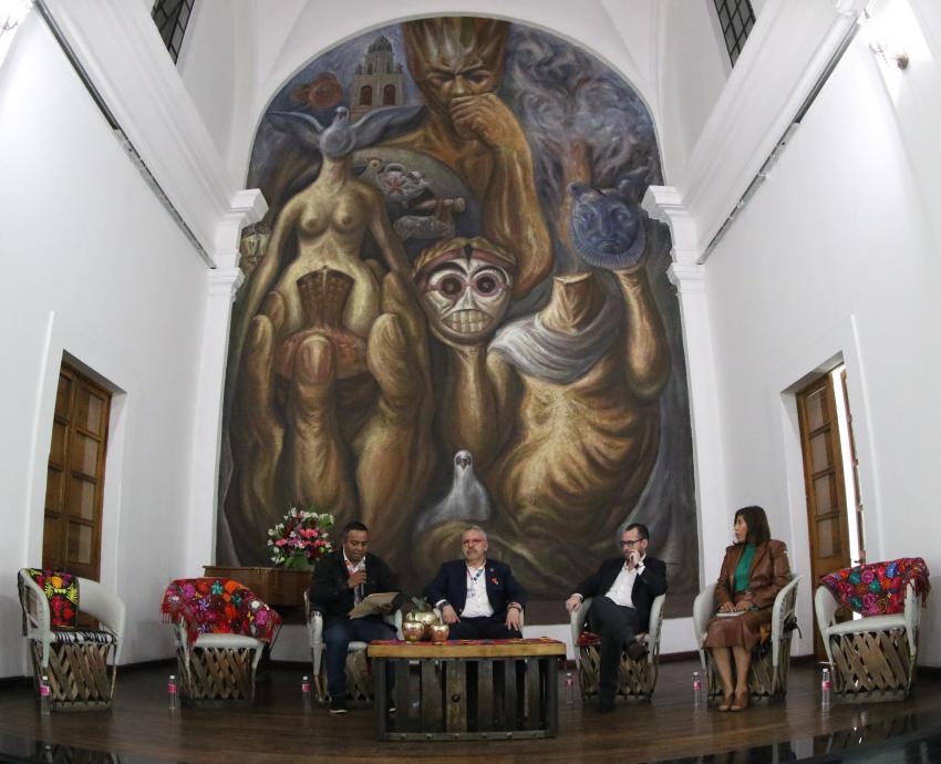 Autoridades del evento en presidium 