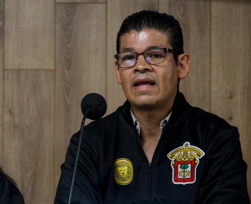 presidente del Patronato Leones Negros maestro Alberto Castellanos Gutiérrez en uso de la voz