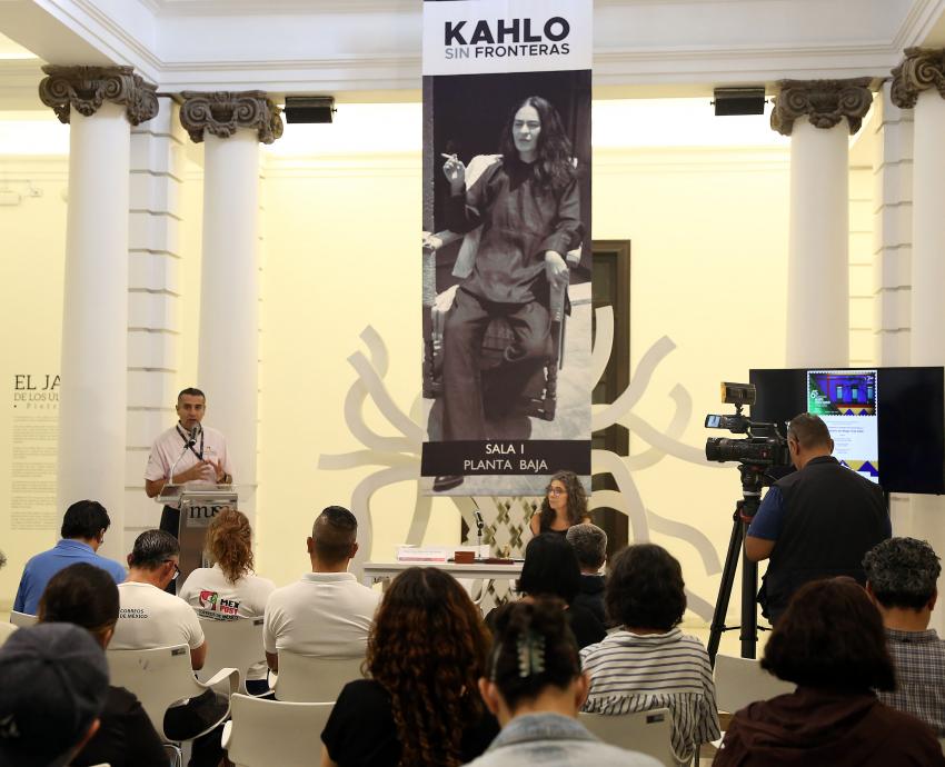 Autoridades del evento frente a asistentes