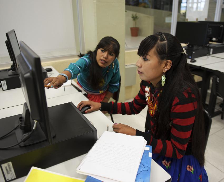 Mujeres usan computadora