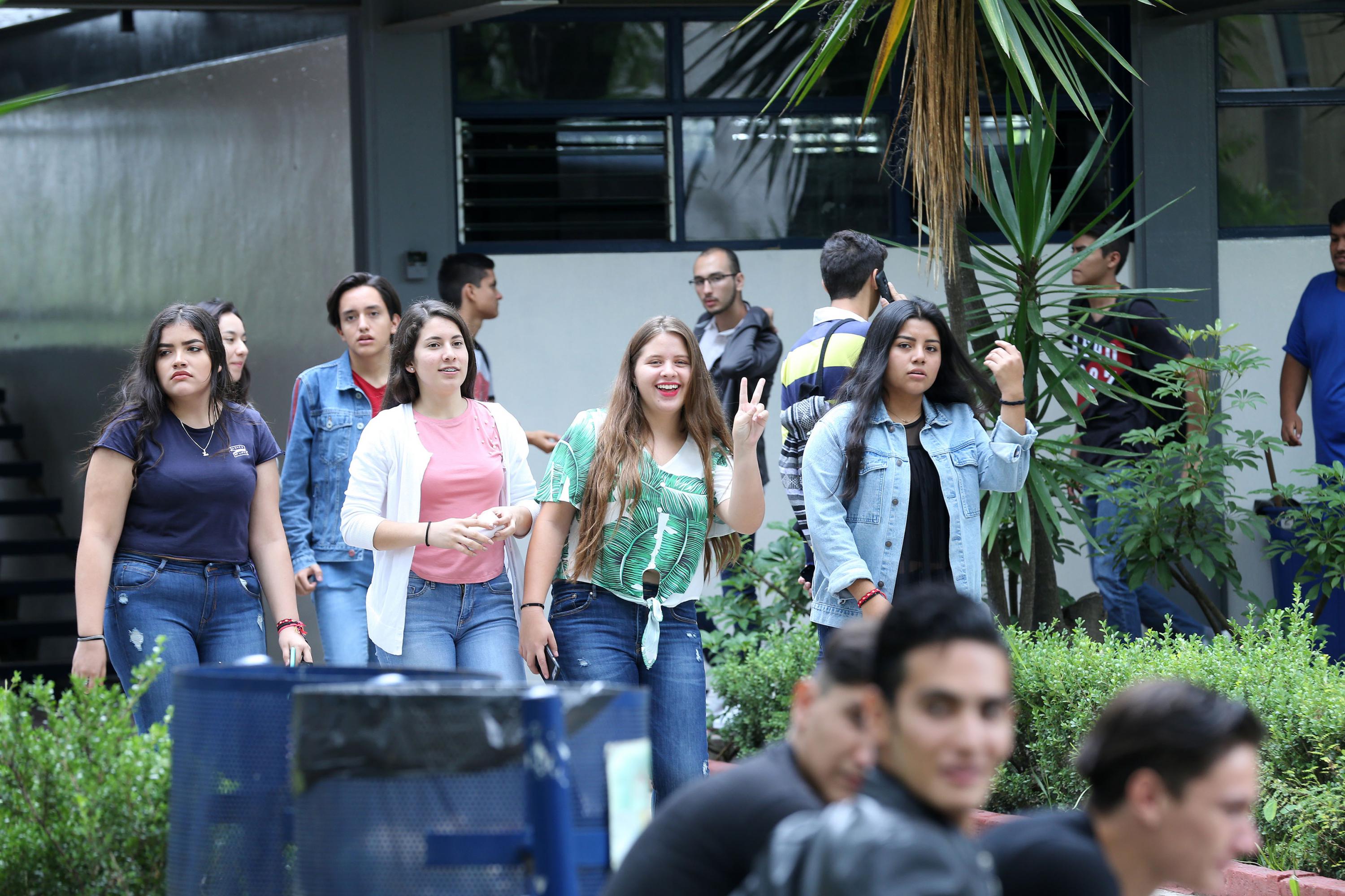 Alumnos en pasillo del plantel