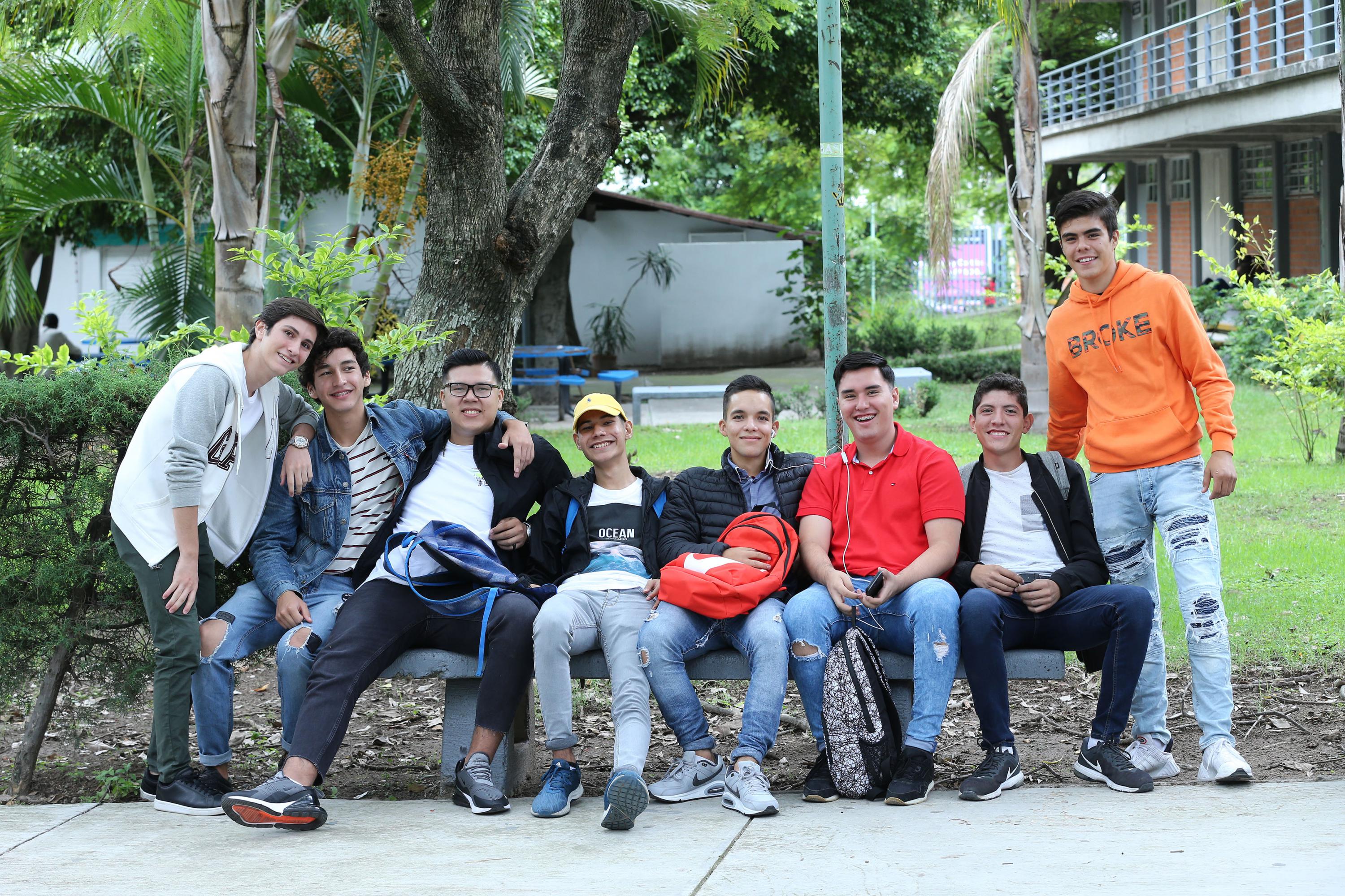 Alumnos en pasillo del plantel