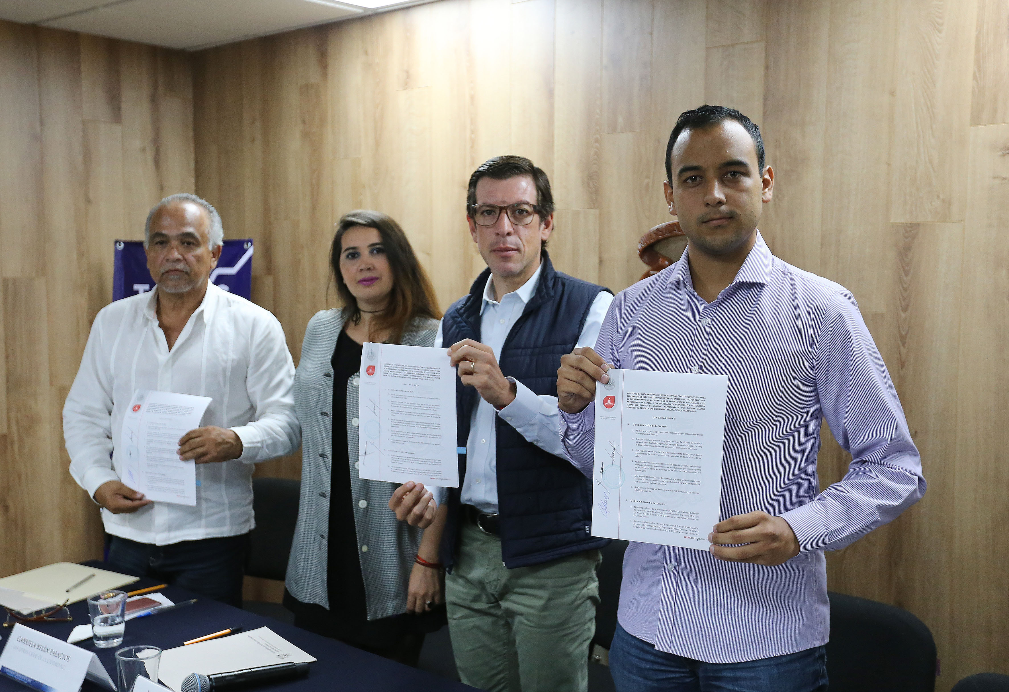 Presidente de la FEU acompañado de autoridades estatales