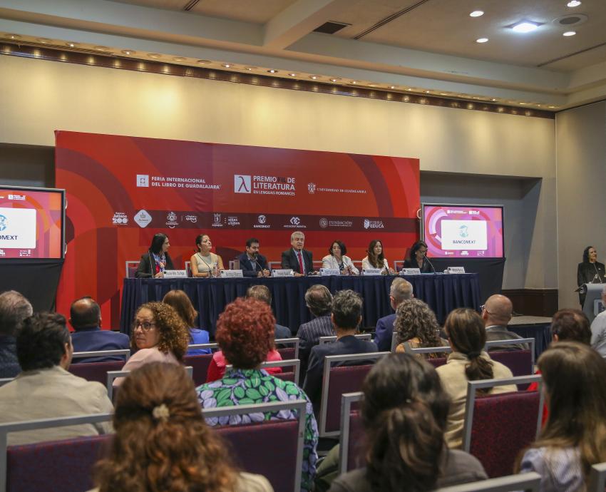 Autoridades del evento junto a asistentes en auditorio