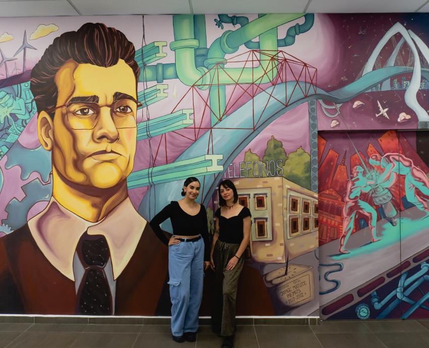 artistas plásticas junto a su obra