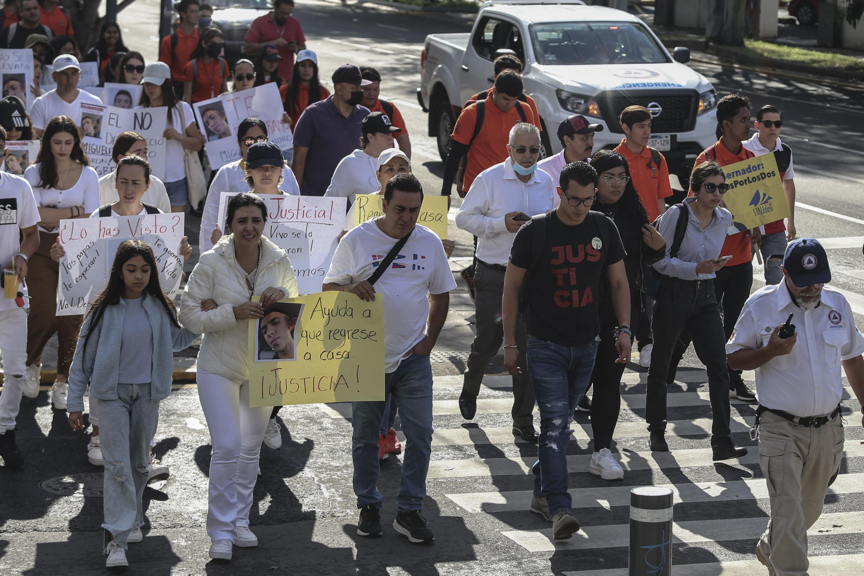 Participantes en contingente caminata por la autonomía Caminata por la Autonomía, la Educación y la Salud