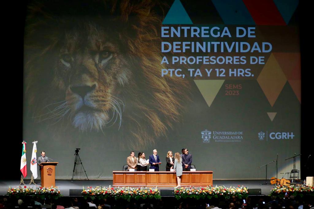 Autoridades del evento en presidium entregando documentos de nombramiento