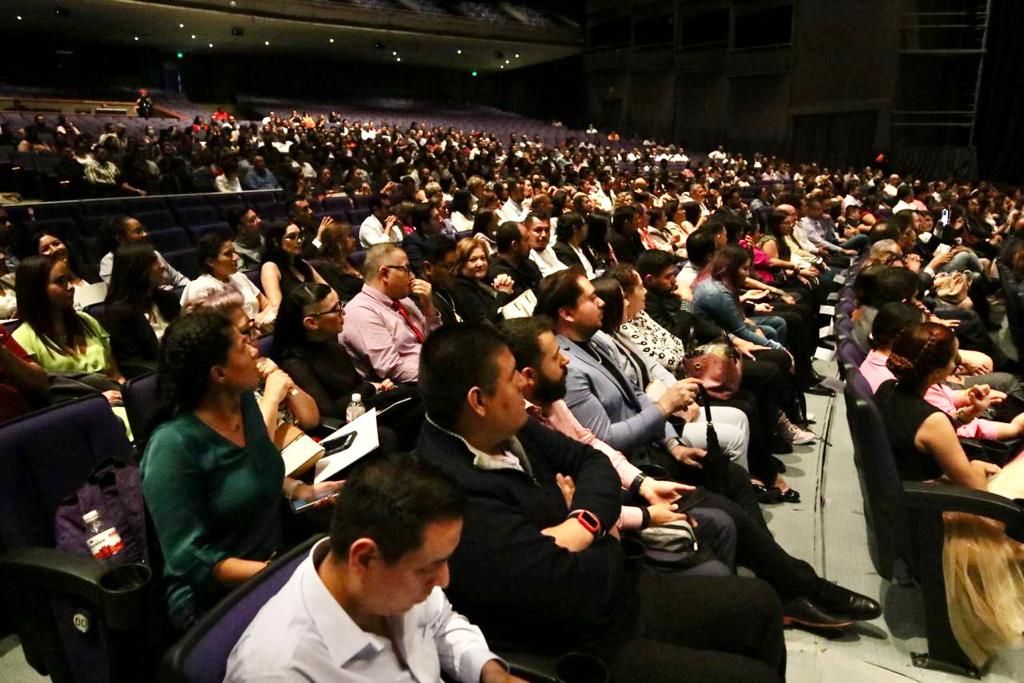 asistentes al evento en auditorio