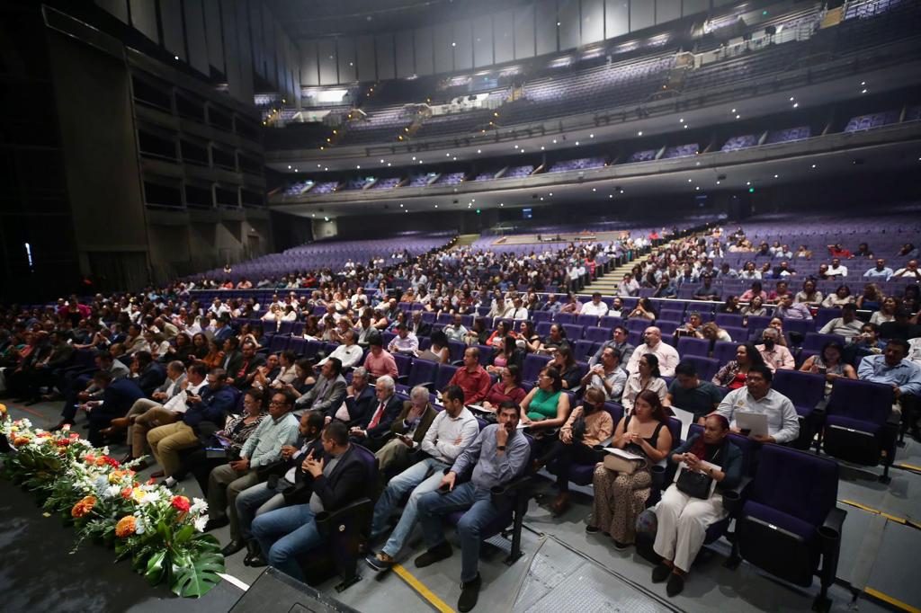 asistentes al evento en auditorio