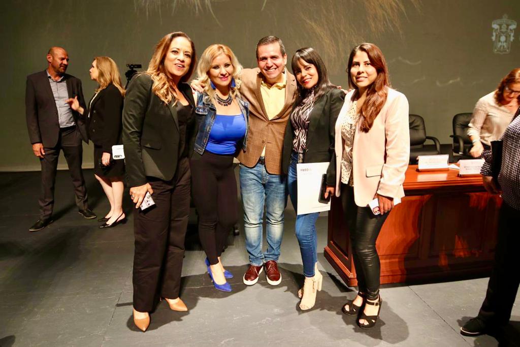 Autoridades y asistentes al evento