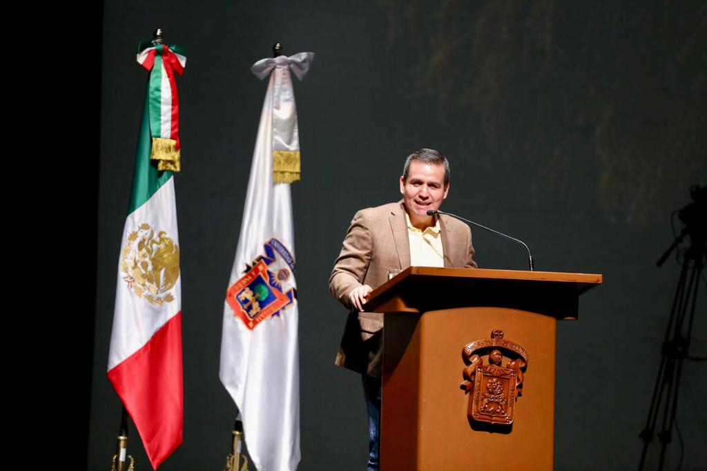 director general del sems maestro César Antonio Barba Delgadillo en uso de la voz