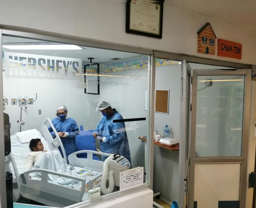 Persona es atendido por personal médico