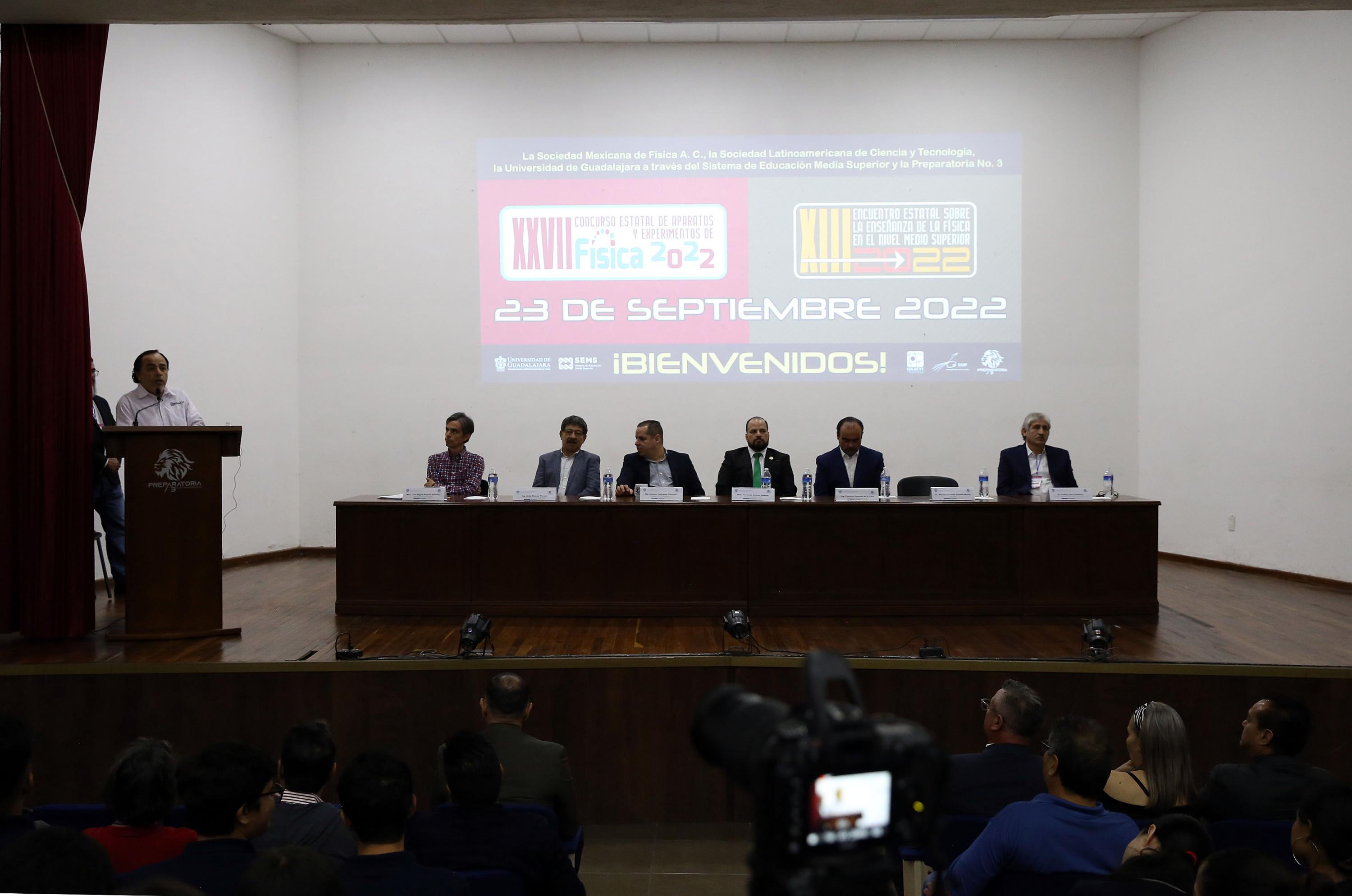 Autoridades del evento en presídium