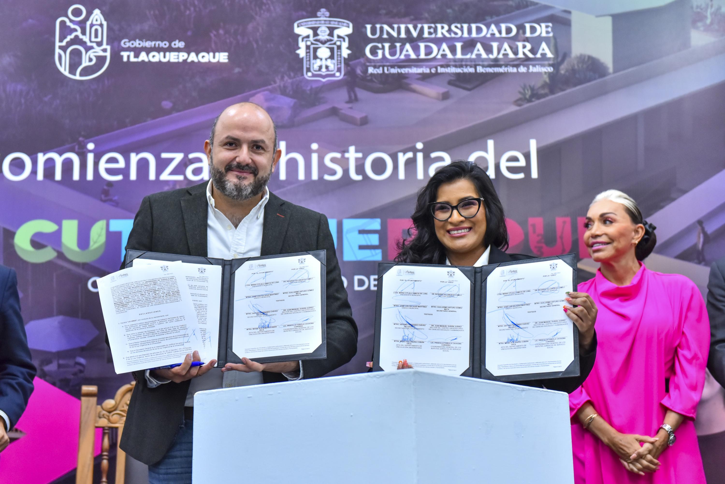 Autoridades del evento en firma de convenio