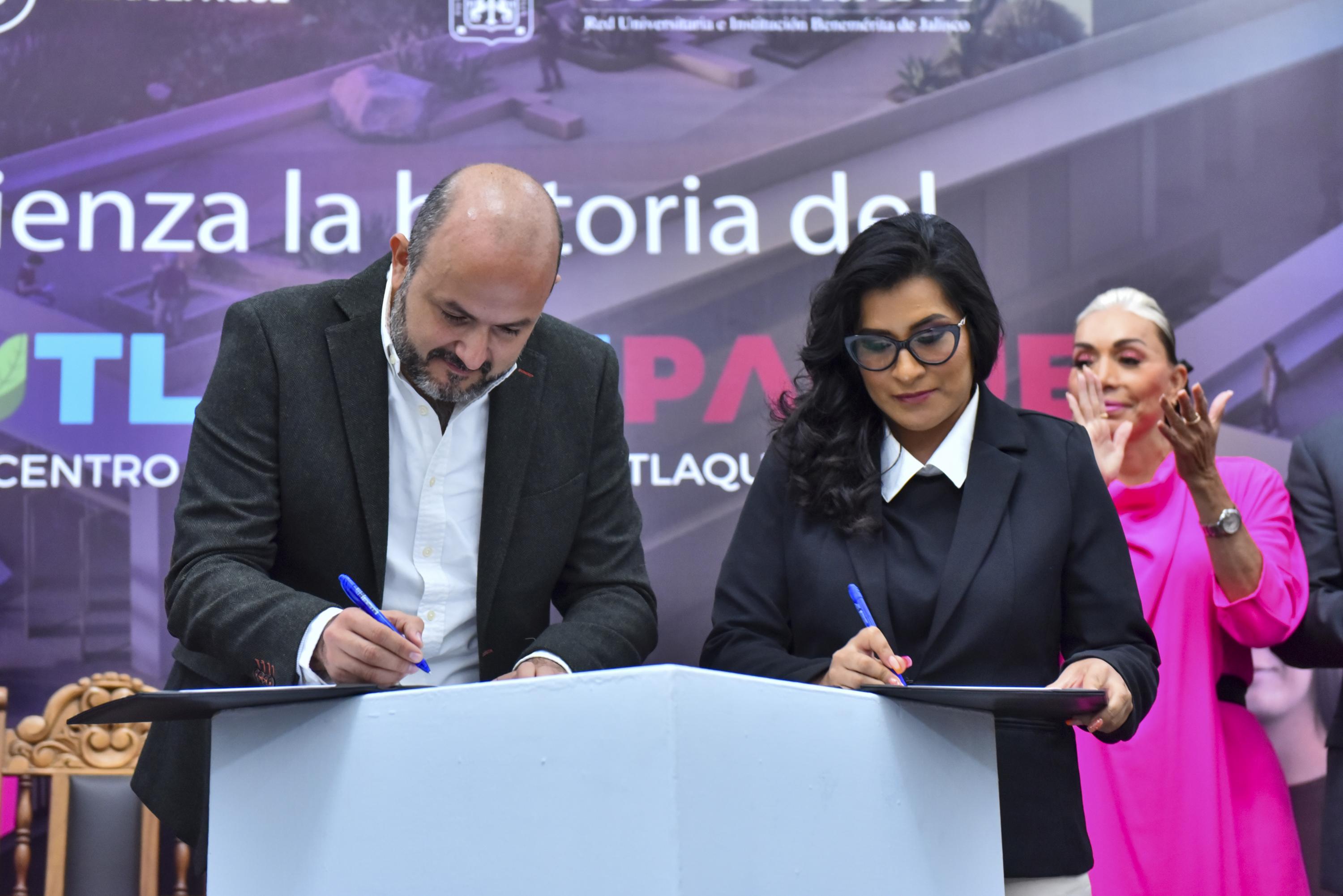 Autoridades del evento en firma de convenio