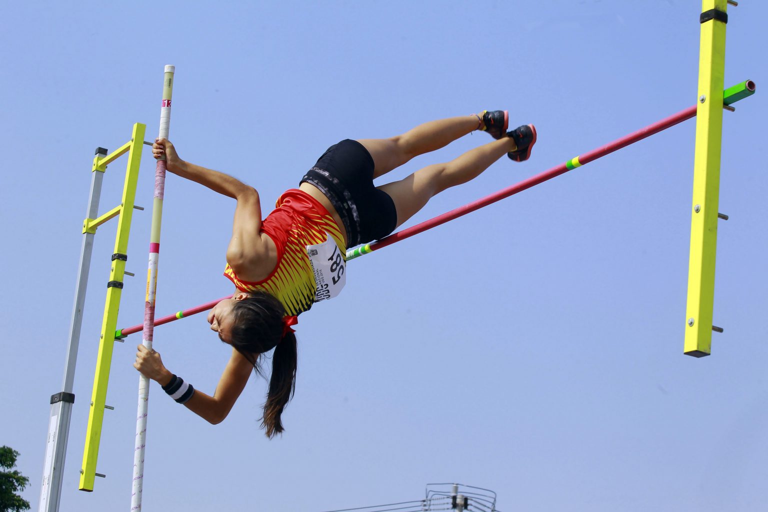 Atleta en salto de garrocha