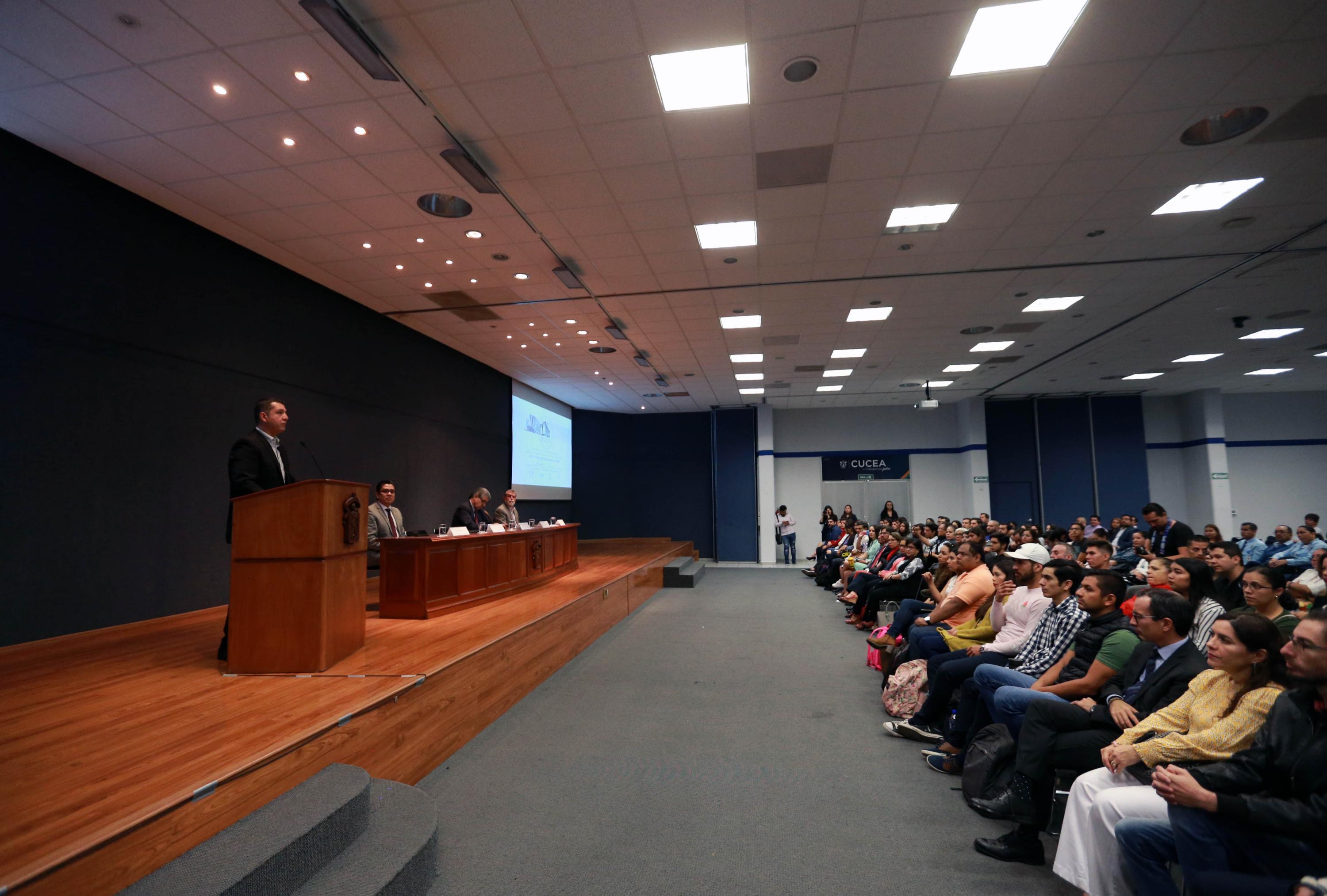 Expositor en auditorio frente a asistentes