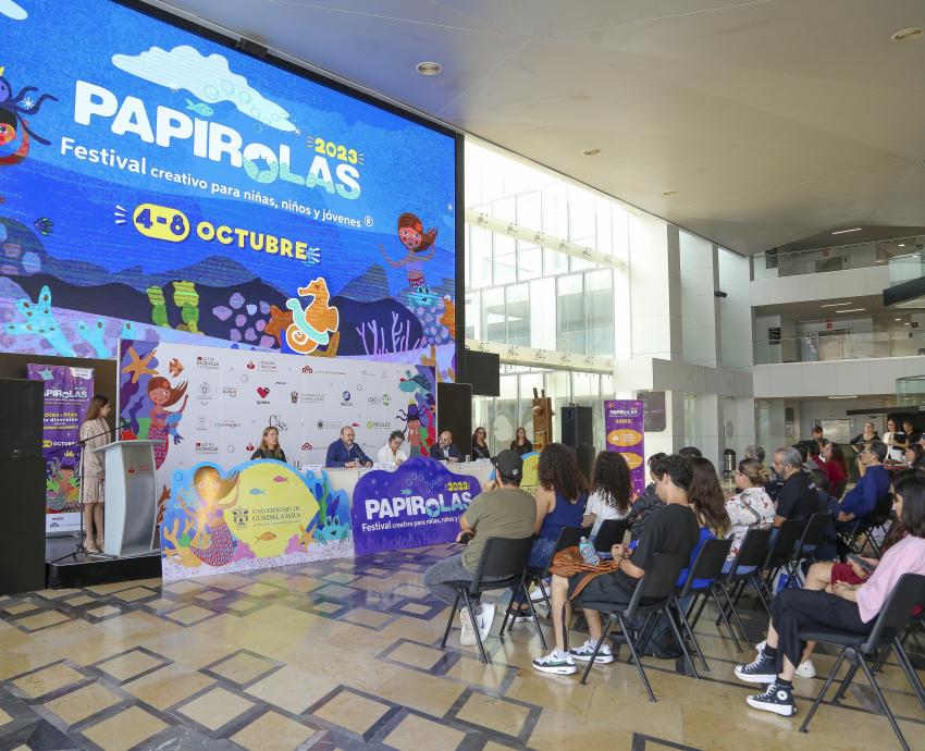 Autoridades del evento en presidium frente a asistentes