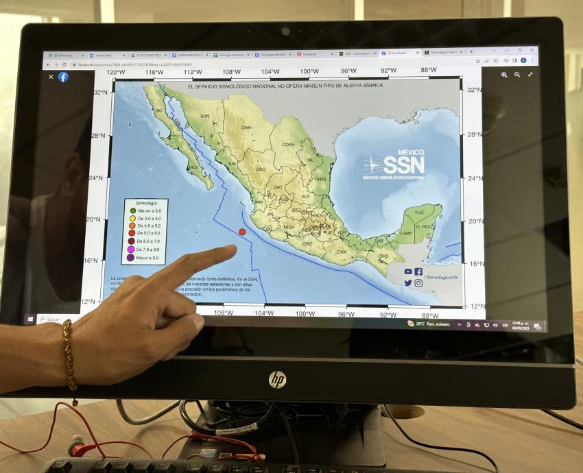 Monitor de computadora muestra mapa de México a color