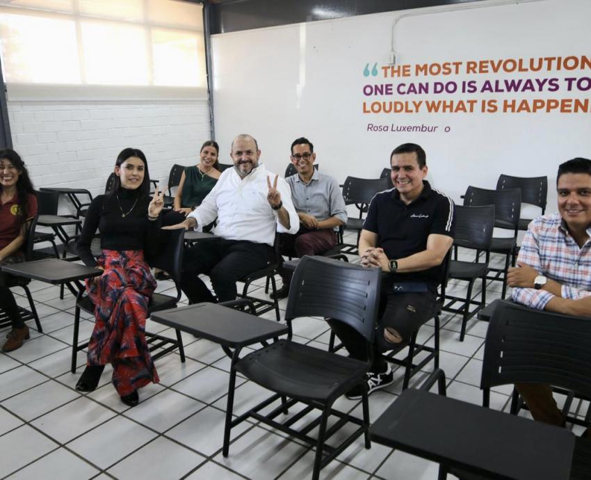 Autoridades del evento junto a a alumnos en aula