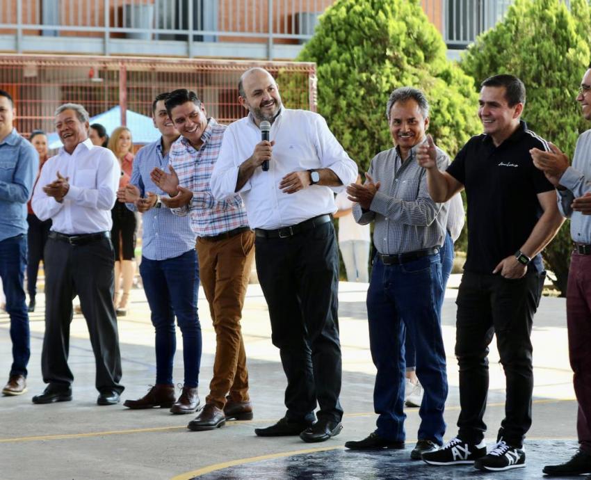 Autoridades del evento en patio del plantel