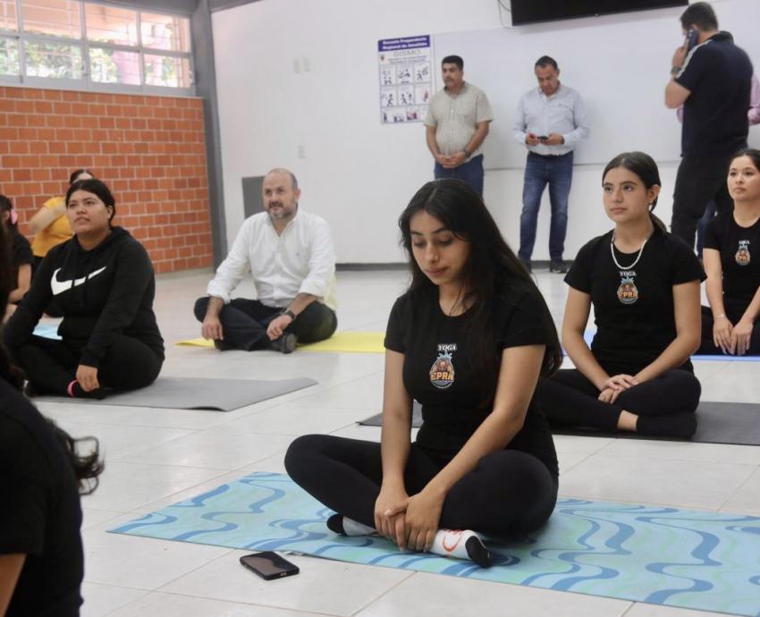 Autoridades del evento junto a a alumnos en aula